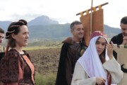La regina Munia posa accanto alla corte con i Pirenei aragonesi