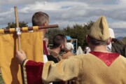 Due uomini portano uno stendardo nella processione del Graal per Bailo