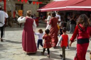Donne e bambini ballano per mano accanto al tendone