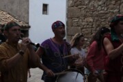 I giullari suonano ciaramelle e tamburo per le vie di Bailo