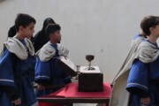 Chierichetti custodiscono il calice accanto al Cammino di Santiago