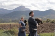 Una coppia pratica la falconeria con i Pirenei aragonesi sullo sfondo