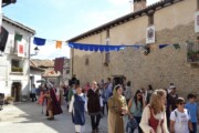 Corteo e araldo percorrono una via del Cammino di Santiago