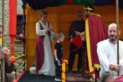 Il re consegna un dono a un bambino nella Plaza Mayor