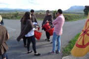 I tamburini suonano accanto alla via aragonese sulla strada di campagna