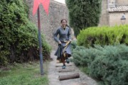 Una giovane corre scalza accanto al muro di cinta della chiesa