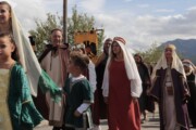 Il corteo reale avanza su una strada di campagna dei paesi d'Aragona