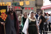 Un alfiere apre la sfilata accanto a due dame per Bailo