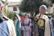 Figuranti nobili attendono in una via dei paesi pirenaici