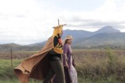 Due figuranti camminano con i Pirenei aragonesi che si estendono sullo sfondo