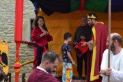 Una nobildonna e dei bambini osservano vicino a San Juan de la Peña