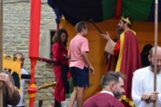 Un vasaio insegna a una bambina a modellare un vaso