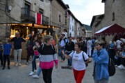 Il mercato medievale si illumina al tramonto in una via di Bailo