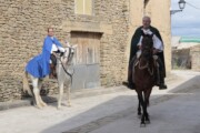 Due cavalieri in mantello cavalcano per una via selciata di Bailo