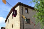 Lo scudo della croce patriarcale sventola su una facciata di Bailo
