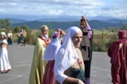 Un gruppo di donne attraversa la spianata davanti ai Pirenei aragonesi