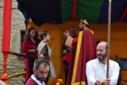 Il re ascolta il suo consigliere nella Plaza Mayor