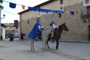 Due cavalieri arrivano a cavallo con il corteo per Bailo