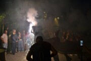 Un effetto pirotecnico illumina la via di Bailo di notte