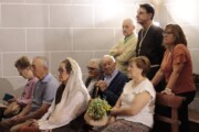 Gli abitanti attendono dopo la messa del Cammino di Santiago