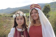 Una donna e una bambina posano con le sierre sullo sfondo
