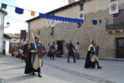 I cavalieri sfilano a questa festa del turismo in Aragona