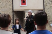 Un nobile spiega un'attività didattica a un gruppo di bambini